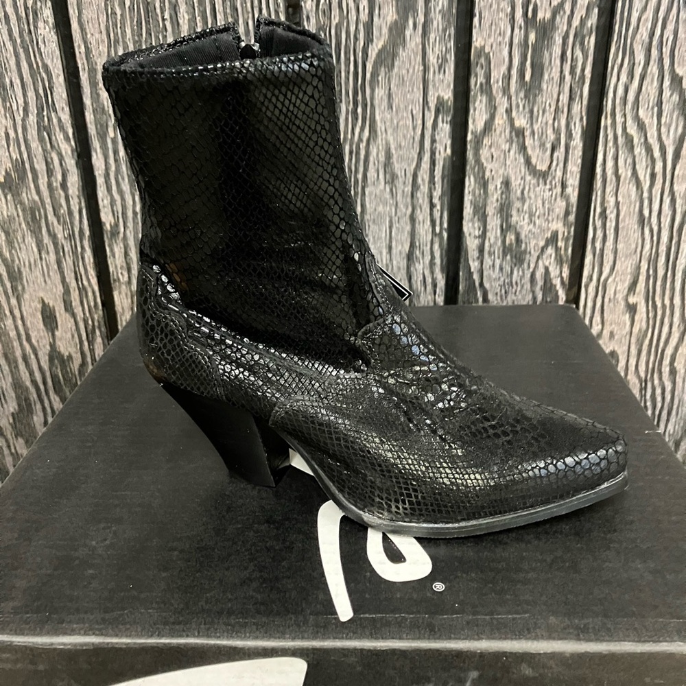 Ladies black snake print boot, size 6 1/2